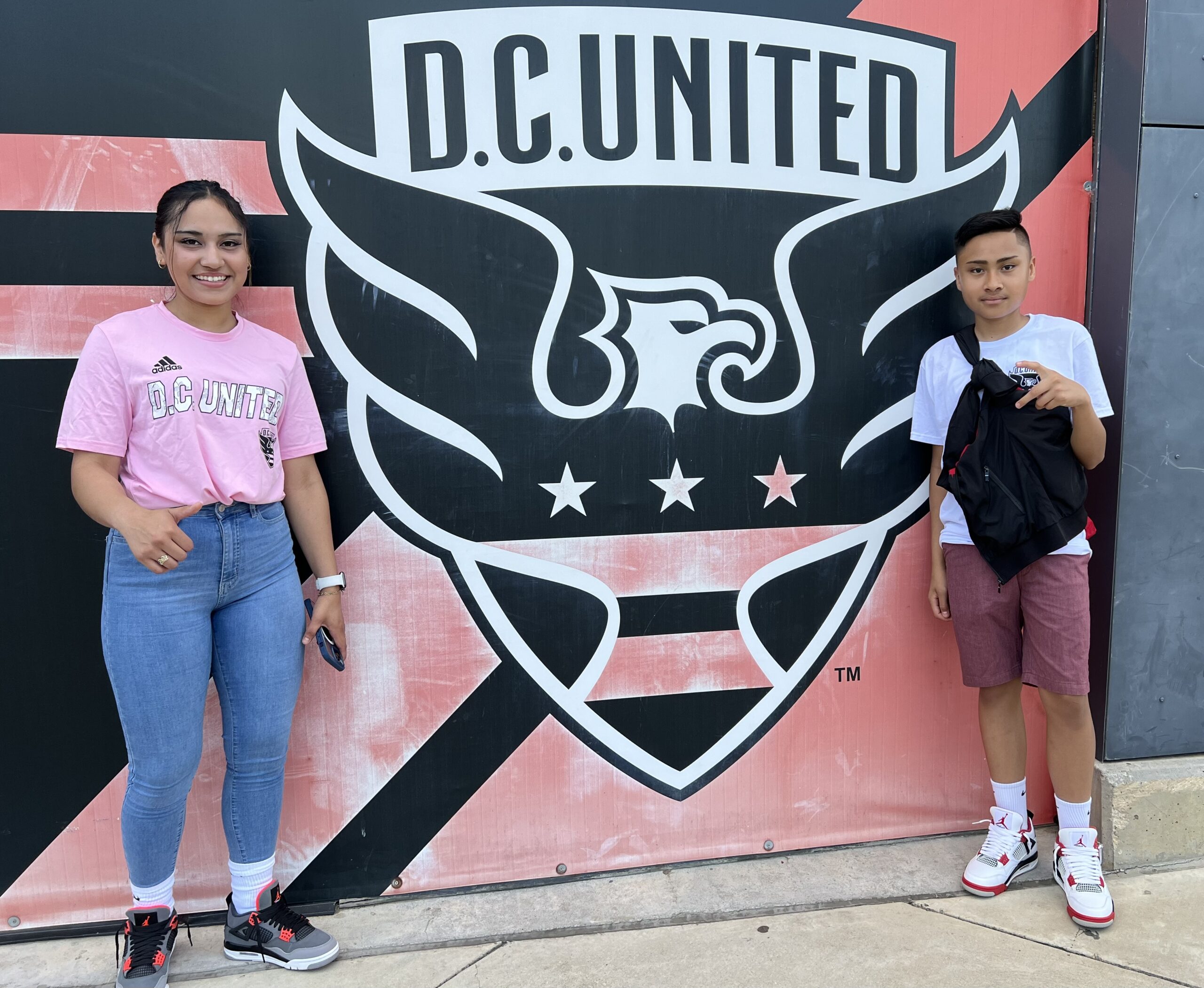 Lee más sobre el artículo Hinchada capitalina empezó a vivir la antesala: DC United vs LA Galaxy