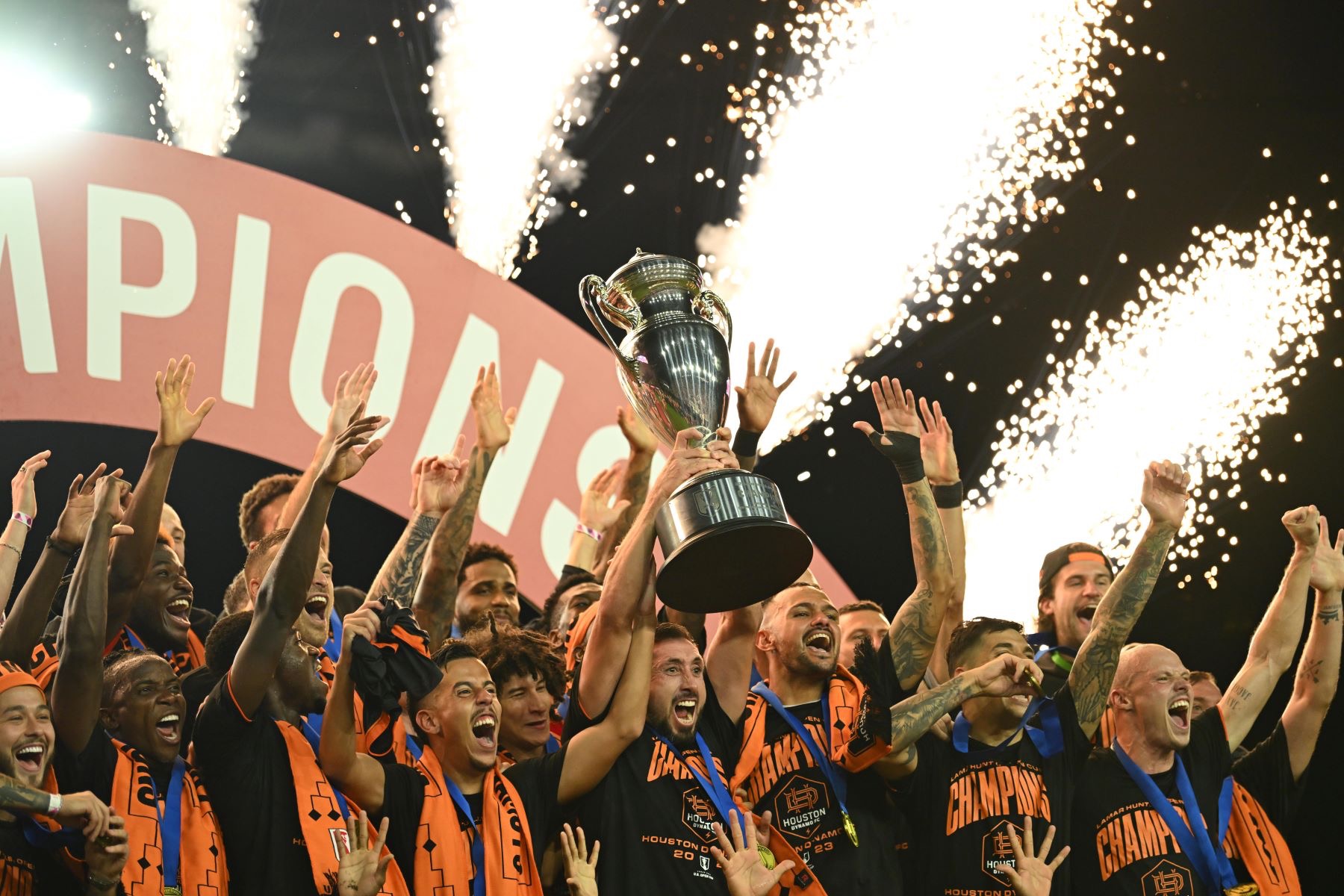 Lee más sobre el artículo Houston Dynamo campeón de la US Open Cup 2023 al derrotar al Inter Miami, 2-1