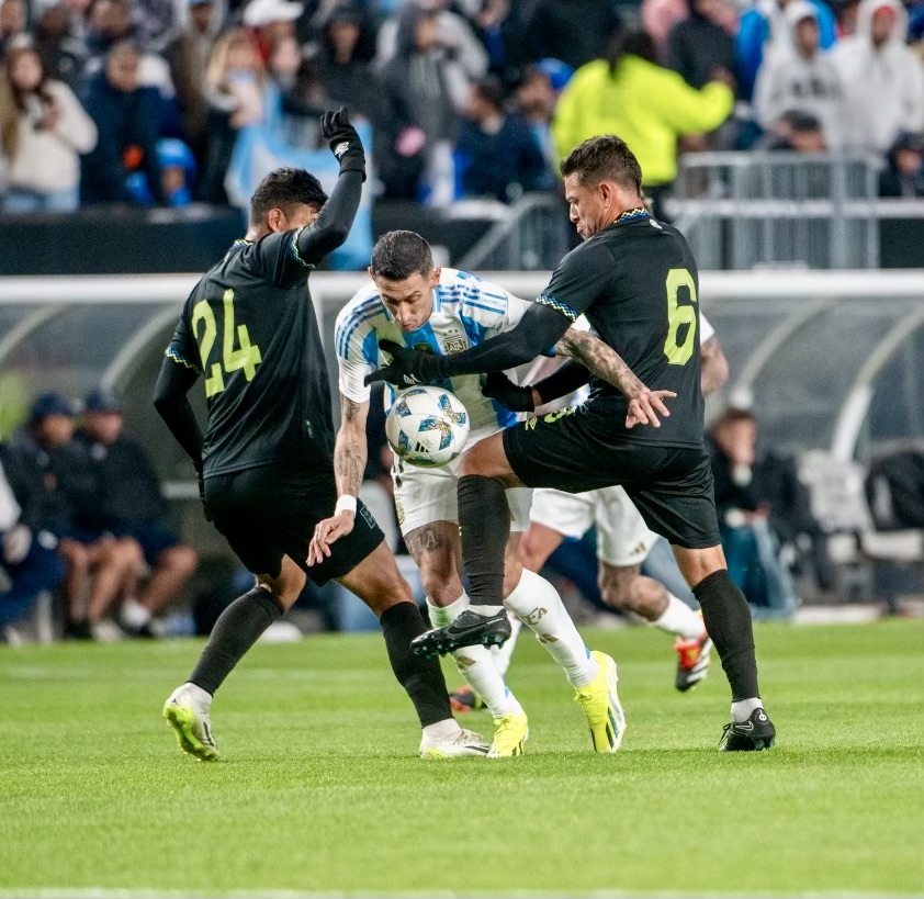 Lee más sobre el artículo Argentina superó a El Salvador que muestra un fútbol alicaído y lento, 3-0 