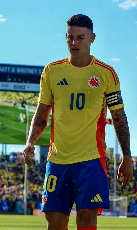 Lee más sobre el artículo James Rodríguez recibe reconocimiento por sus 100 partidos con Colombia