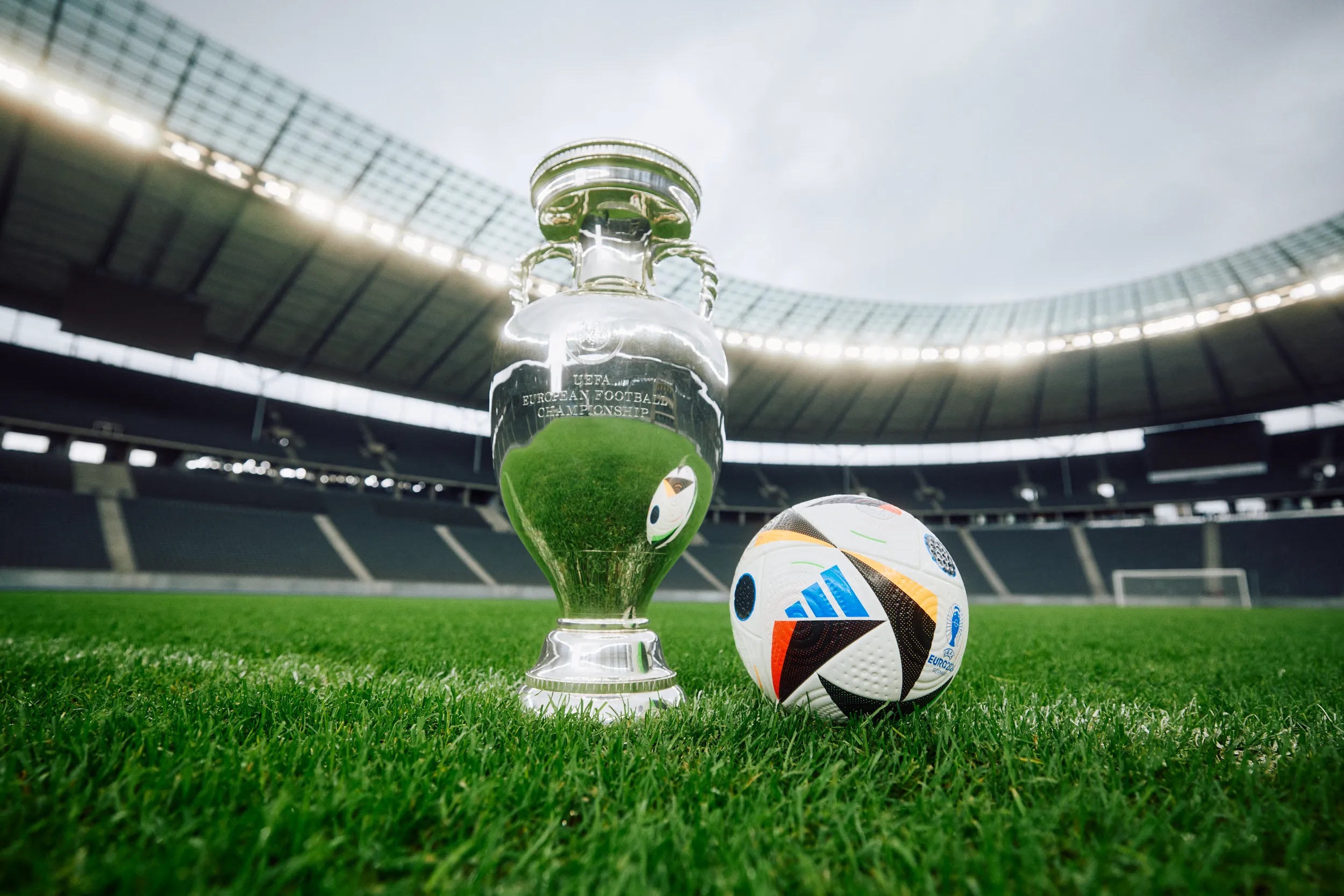 Lee más sobre el artículo La UEFA y Adidas presentan FUSSBALLLIEBE, el balón oficial de la EURO 2024