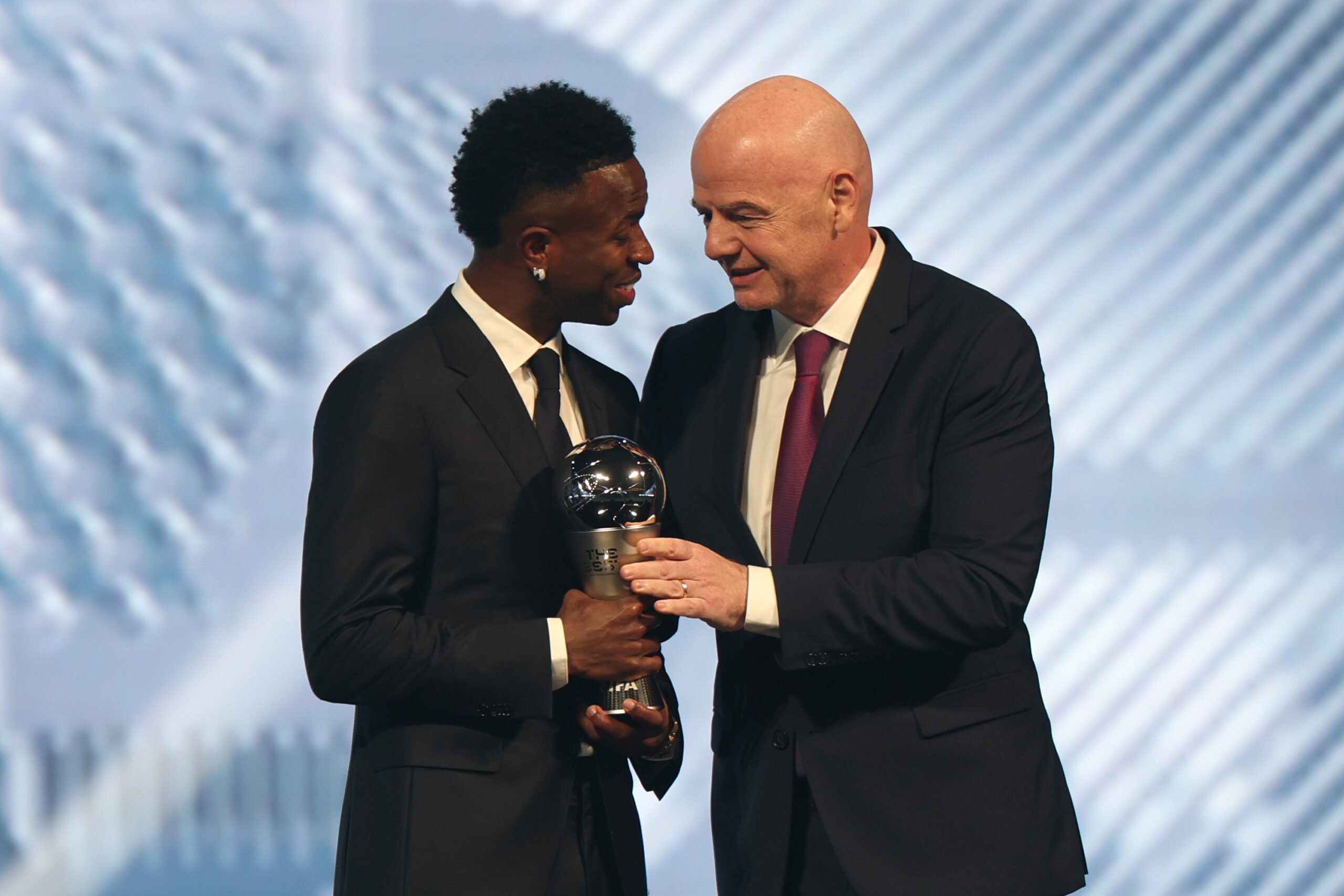 Lee más sobre el artículo Aitana Bonmatí y Vinícius Jr, grandes vencedores en los premios The Best FIFA Football Awards™ 2024