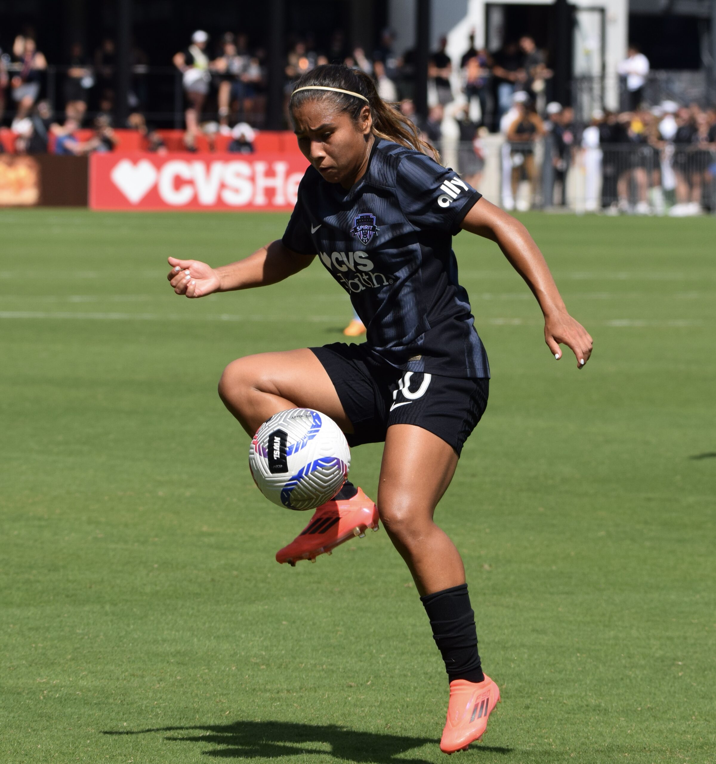 Lee más sobre el artículo La estrella del Washington Spirit, Leicy Santos, convocada a la selección nacional femenina de Colombia