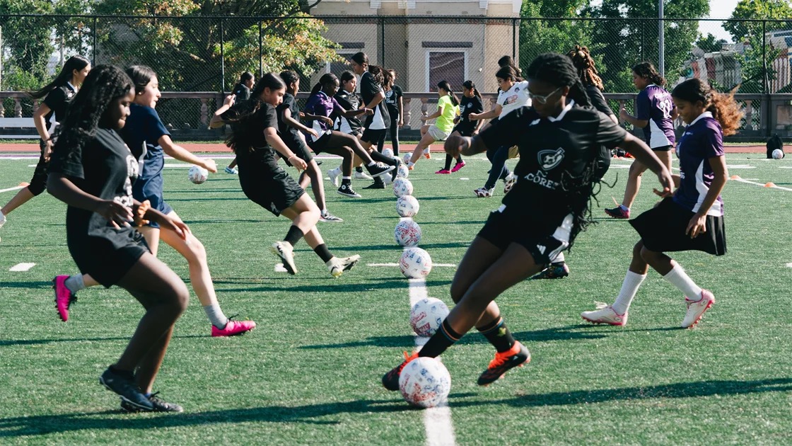 Lee más sobre el artículo Washington Spirit y Clark Foundation lanzan una iniciativa para una liga de fútbol femenino de escuelas secundarias