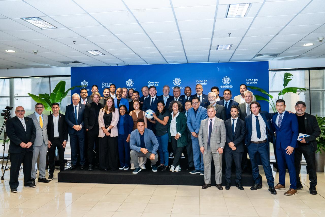 Lee más sobre el artículo CONMEBOL crea un Task Force encabezado por Ronaldo para combatir el racismo, la discriminación y la violencia en el fútbol