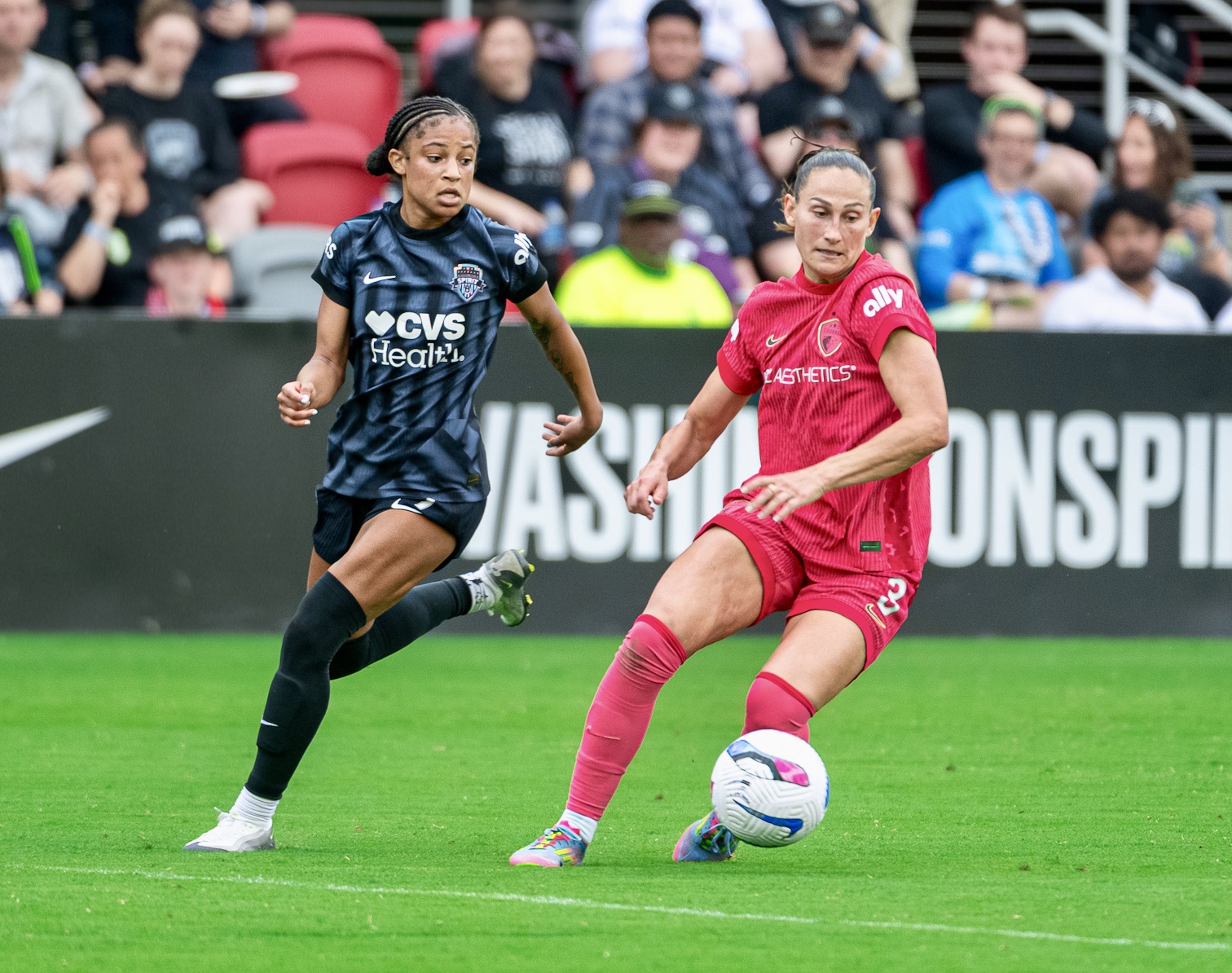 Lee más sobre el artículo Sin exigirse al máximo, Washington Spirit goleó en casa a North Caroline Courage, 3-1