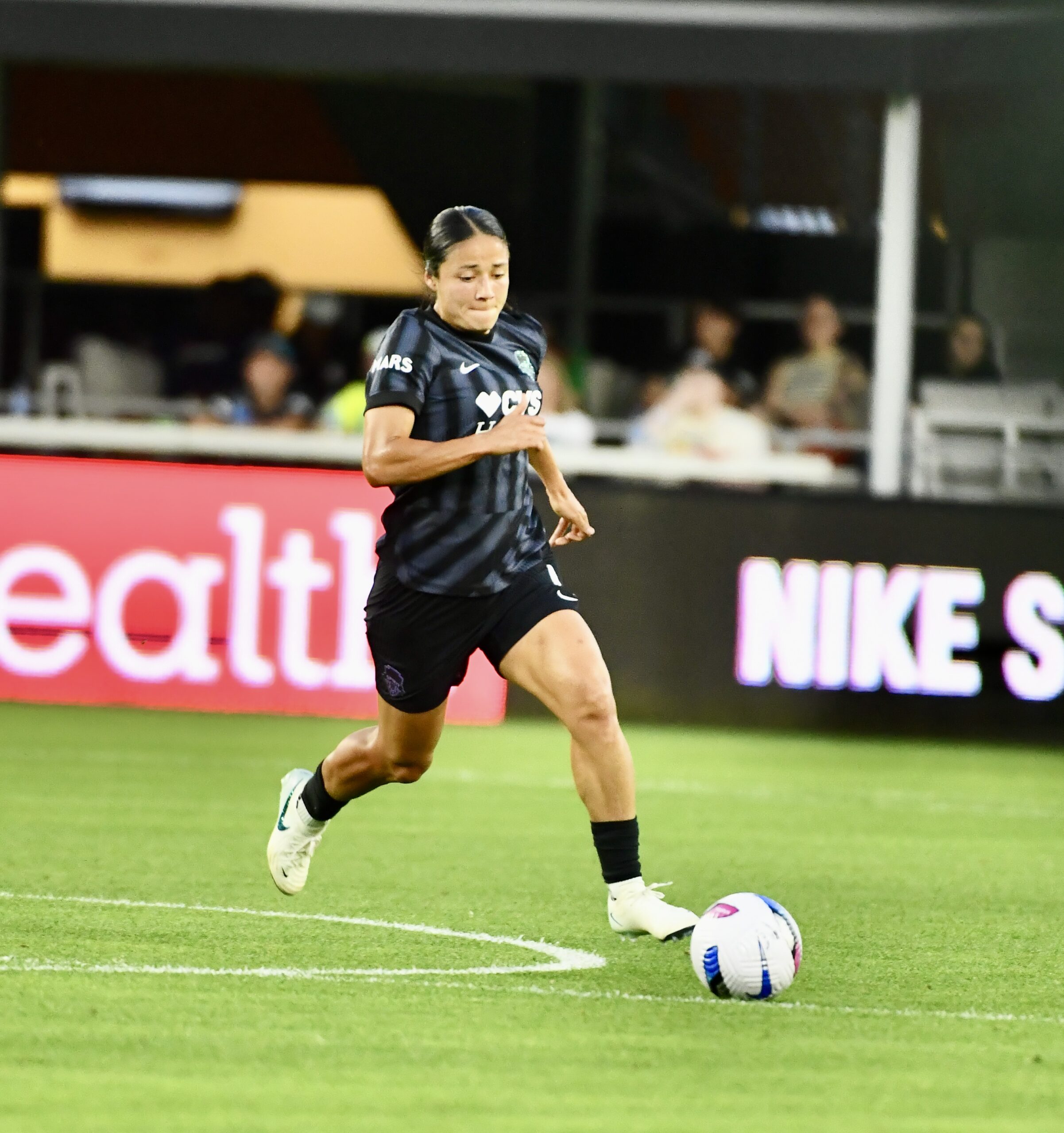 Lee más sobre el artículo La zaguera mexicana Rebeca Bernal: “Ser latina y jugar profesionalmente en Estados Unidos es algo muy especial”