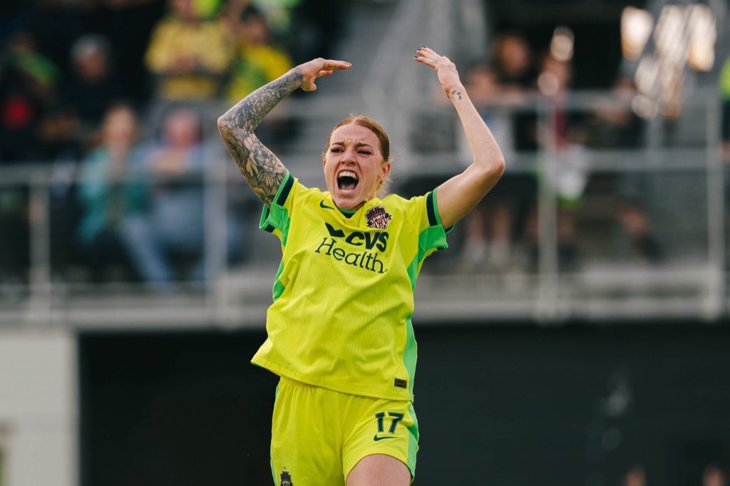 Lee más sobre el artículo Washington Spirit avanza a semifinales por segundo año consecutivo tras vencer a Racing Louisville por penales, 1-1 (3-1)