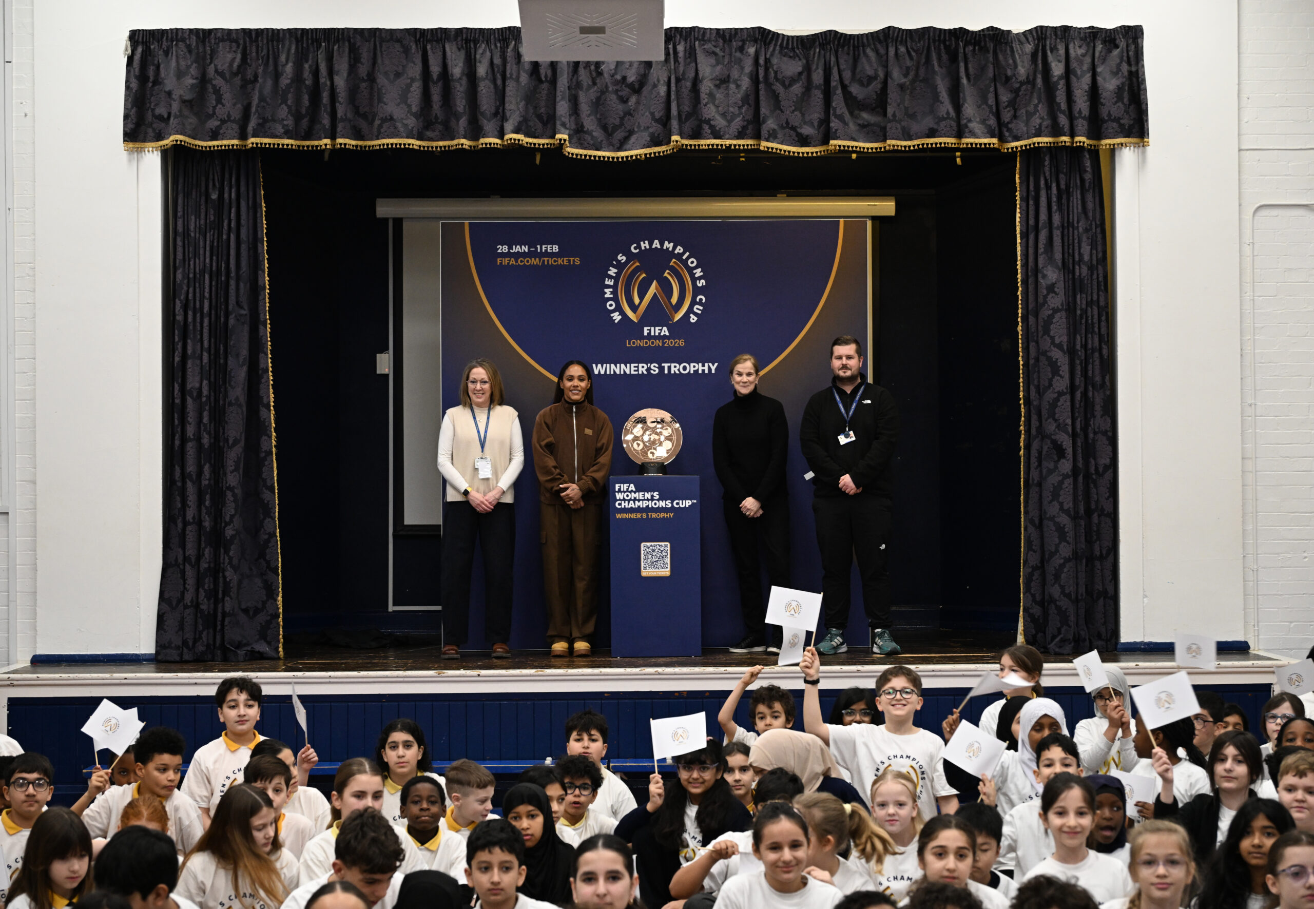 Lee más sobre el artículo Se presenta en Londres el deslumbrante trofeo de la Copa de Campeones Femenina de la FIFA