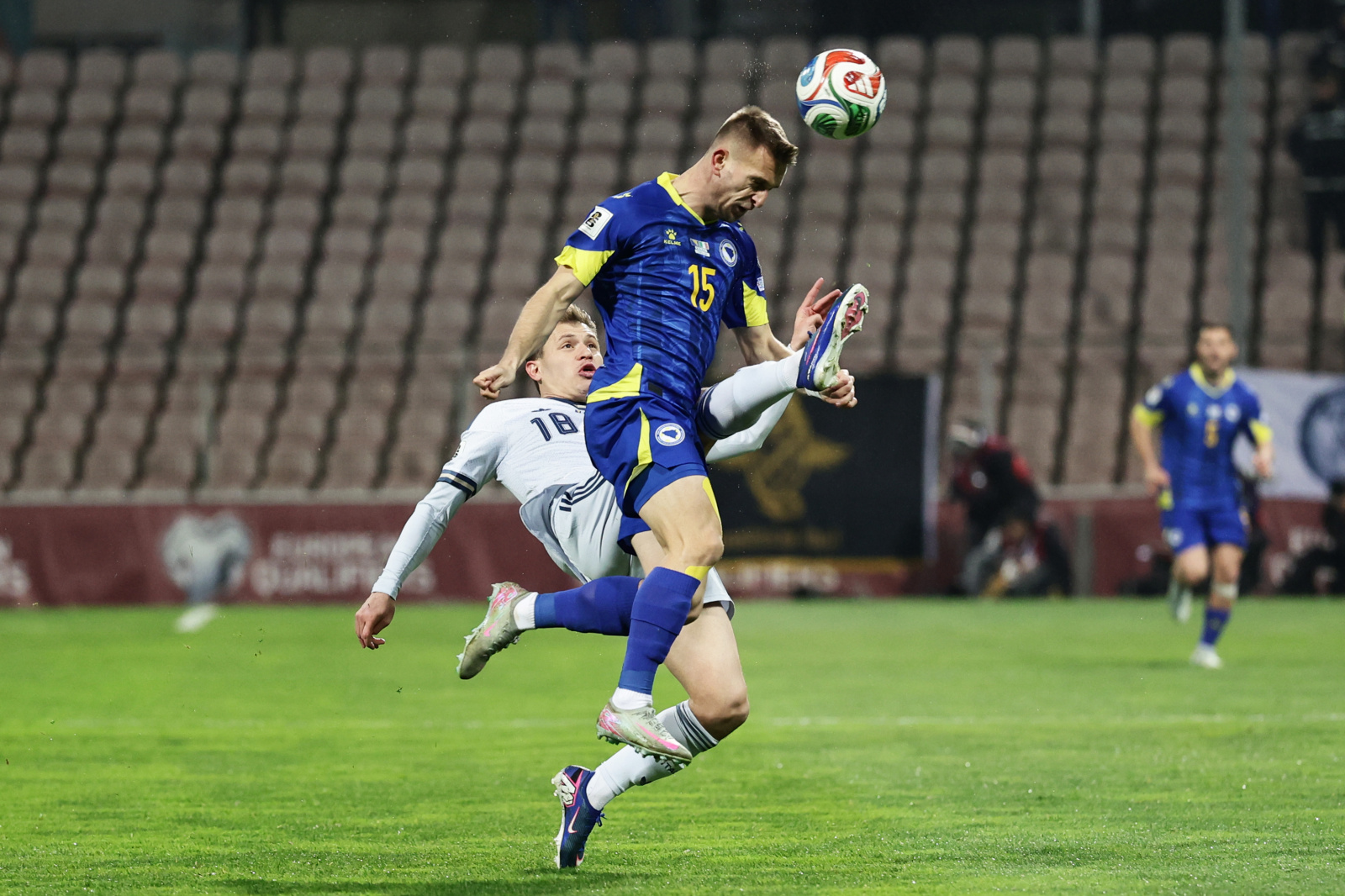 Lee más sobre el artículo Gran dramatismo, ‘finimondo’ y estatua para Edin Dzeko, 