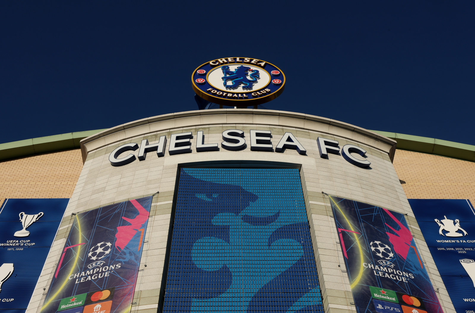 Lee más sobre el artículo “La Bandera Azul Perdida”: Cómo el alma del Chelsea se vendió por una hoja de cálculo