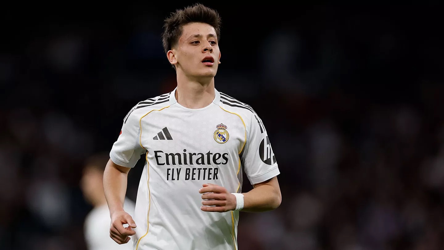 Lee más sobre el artículo El Real Madrid presiona al Barça con una goleada de locura y un gol desde 60 metros en LaLiga