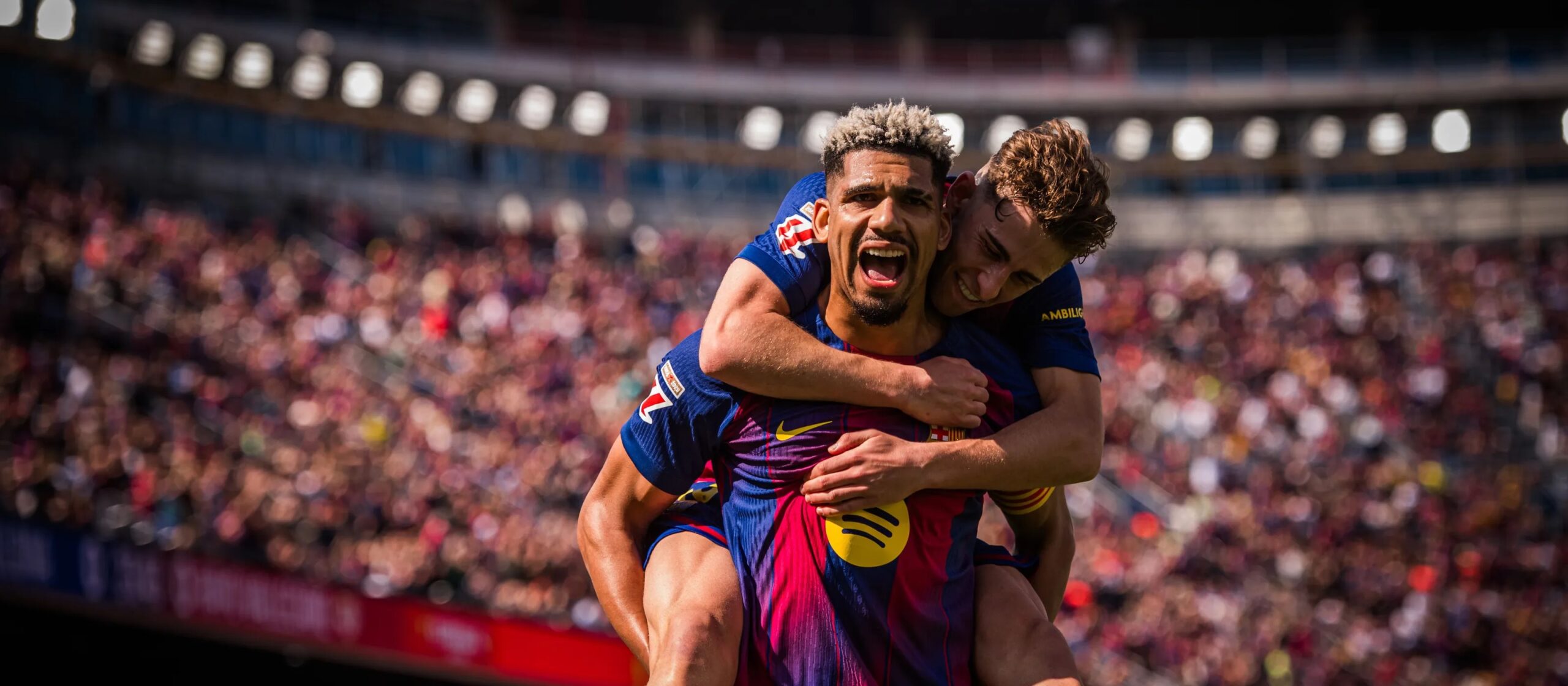 Lee más sobre el artículo Barcelona se agarra al liderato con sufrimiento: 1-0 al Rayo gracias a Araujo y un monumental Joan García