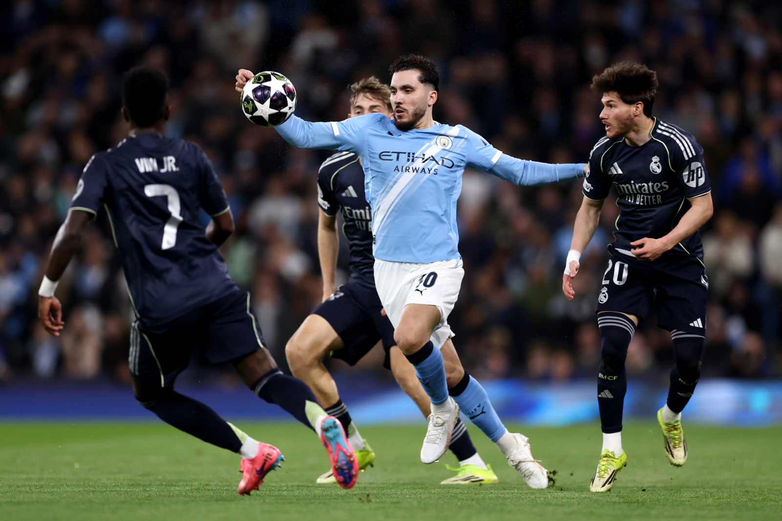 Lee más sobre el artículo Noche de goleadas y remontadas épicas en la Champions League: Vinícius Jr. brilla y Sporting firmó una gesta histórica