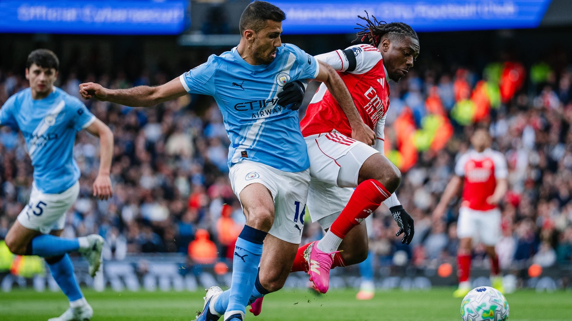 Lee más sobre el artículo Título en juego: El Manchester City vence al Arsenal 2-1 en un vibrante partido de la Premier League