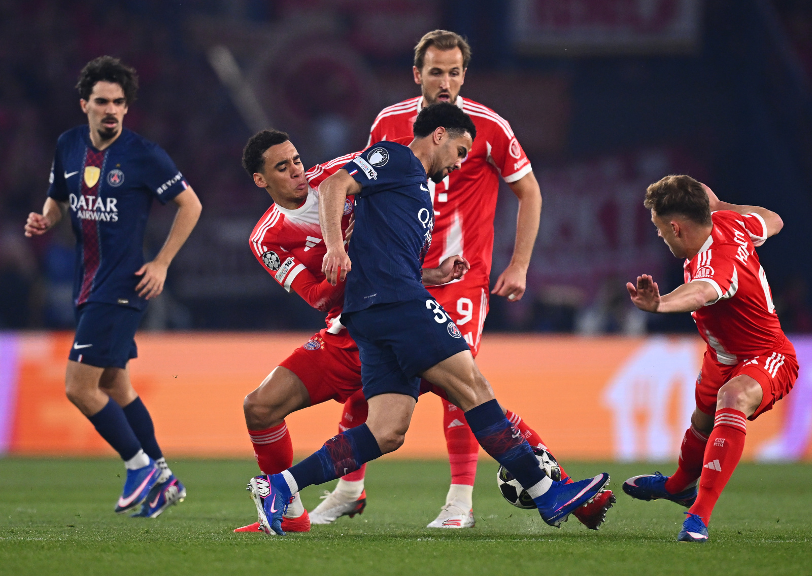 Lee más sobre el artículo Una locura de goles sin precedentes termina 5-4: PSG vence al Bayern en un partido para la historia