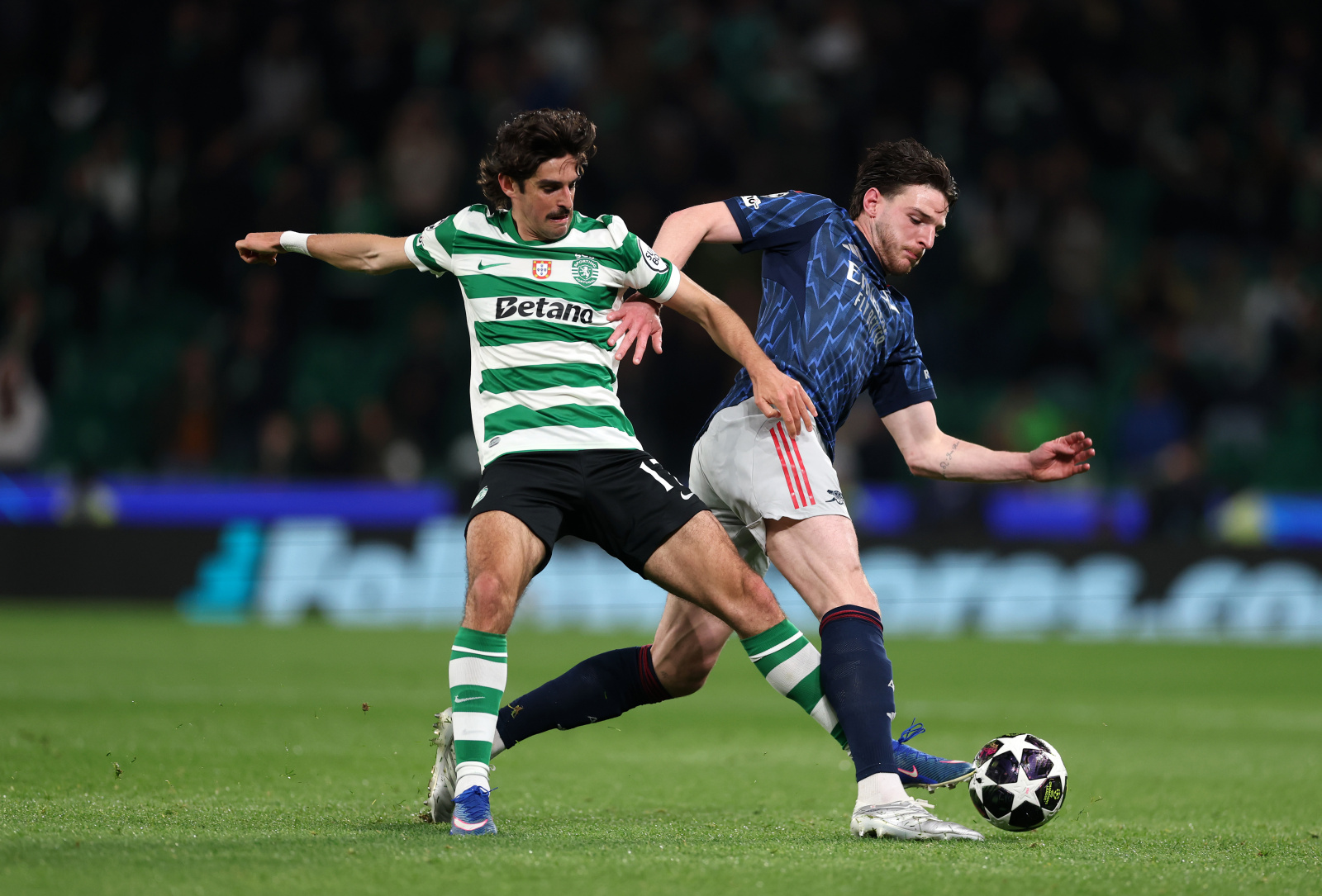 Lee más sobre el artículo Con gol agónico Kai Havertz le da una mínima ventaja a los “Gunners” de cara a la vuelta en el Emirates, tras un partido de alta tensión táctica, 1-0